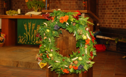Erntekranz am Lesepult der Trinitatiskirche zu Leipzig Anger-Crottendorf, Foto: Norman Jäckel Erntekranz am Lesepult der Trinitatiskirche zu Leipzig Anger-Crottendorf, Foto: Norman Jäckel