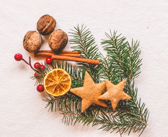 Brown nuts and star cookies. Foto von Alexandra Kusper (https://unsplash.com/@alexandrakusper) auf Unsplash (https://unsplash.com/photos/z2wlX1zPgJ0) Brown nuts and star cookies. Foto von Alexandra Kusper (https://unsplash.com/@alexandrakusper) auf Unsplash (https://unsplash.com/photos/z2wlX1zPgJ0)