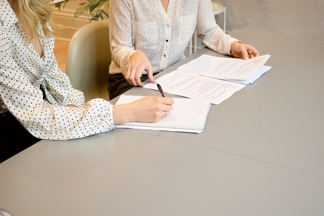 Zwei Personen mit Dokumenten, Foto von Gabrielle Henderson (https://unsplash.com/photos/HJckKnwCXxQ) Zwei Personen mit Dokumenten, Foto von Gabrielle Henderson (https://unsplash.com/photos/HJckKnwCXxQ)