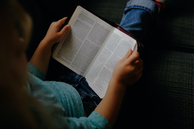 Mädchen liest die Bibel, Foto von Josh Applegate (https://unsplash.com/photos/POe0dnEUFd0) Mädchen liest die Bibel, Foto von Josh Applegate (https://unsplash.com/photos/POe0dnEUFd0)