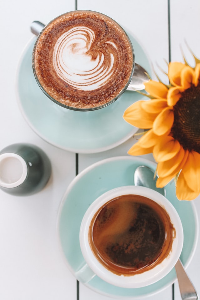 Zwei Tassen Kaffee. Foto von Maddi Bazzocco (https://unsplash.com/@maddibazzocco) auf Unsplash (https://unsplash.com/photos/5o4WVPa0qGQ) Zwei Tassen Kaffee. Foto von Maddi Bazzocco (https://unsplash.com/@maddibazzocco) auf Unsplash (https://unsplash.com/photos/5o4WVPa0qGQ)