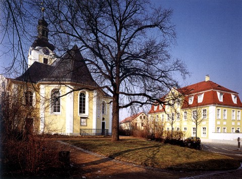 Marienkirche zu Leipzig-Stötteritz von Osten mit Blick auf das Herrenhaus des ehemaligen Rittergutes „unteren Teils“