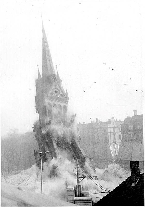 Sprengung des Turms der Markuskirche zu Leipzig-Reudnitz am 4. März 1978
